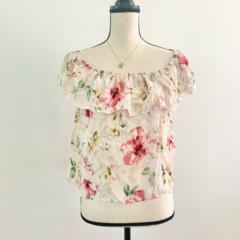 Hollister ruffle off the shoulder flower print top. Perfect for the summer.